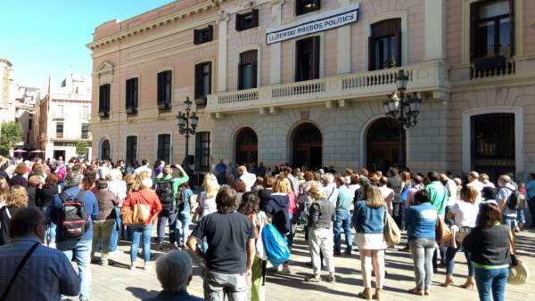 Minuto de silencio en la plaza Sant Roc de Sabadell por el menor muerto Minuto de silencio en la plaza Sant Roc de Sabadell por el menor muerto