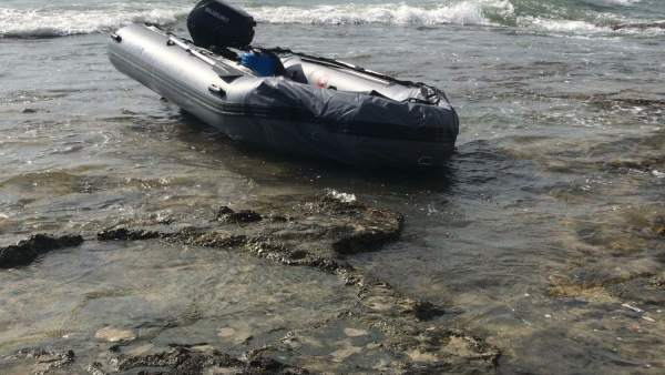 Embarcació amb la qual han arribat a Cala del Moro Embarcació amb la qual han arribat a Cala del Moro