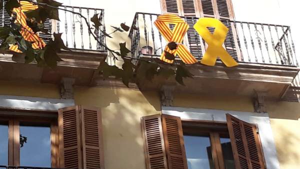 Lazo amarillo colgado en un balcón del Ayuntamiento de Palma Lazo amarillo colgado en un balcón del Ayuntamiento de Palma
