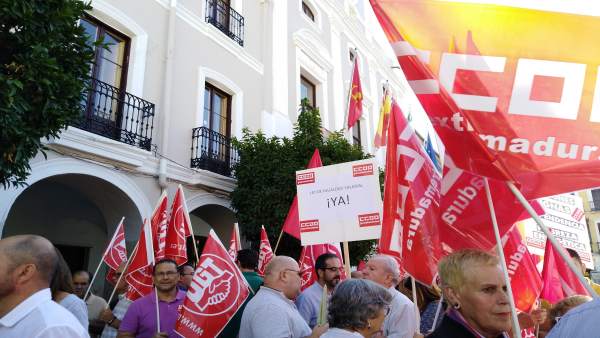 Concentración en Mérida para reclamar mejoras en las pensiones Concentración en Mérida para reclamar mejoras en las pensiones