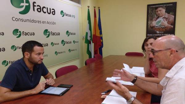 Daniel González Rojas (IU), junto a responsables de Facua Daniel González Rojas (IU), junto a responsables de Facua
