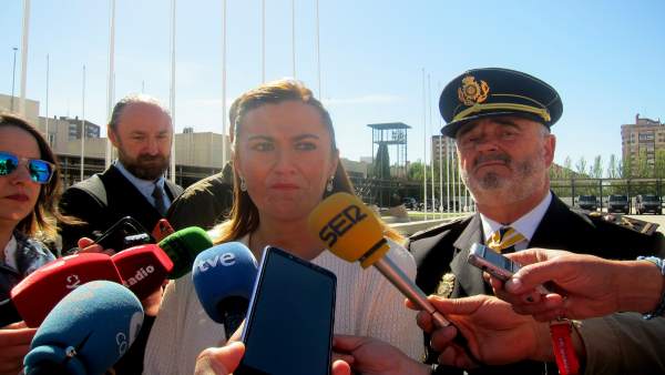 La delegada y el jefe superior de policía. La delegada y el jefe superior de policía.