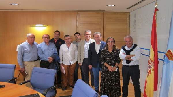 La conselleira de Infraestruturas, Ethel Vázquez, con el sector del taxi La conselleira de Infraestruturas, Ethel Vázquez, con el sector del taxi