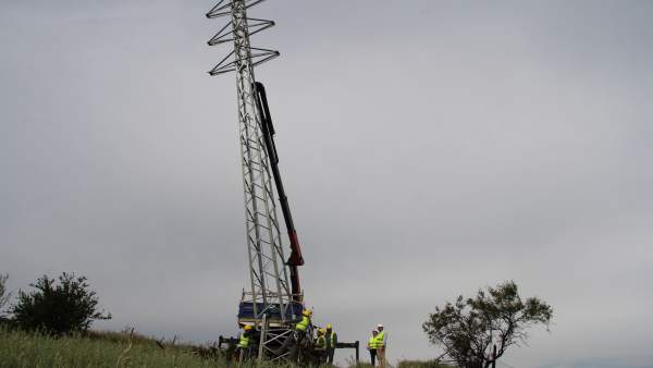 Colocación de torreta torre de media tensión abastecer al hospital del guadalhro Colocación de torreta torre de media tensión abastecer al hospital del guadalhro