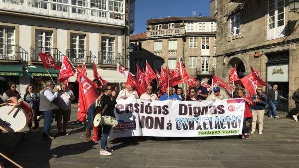 Concentración en defensa de las pensiones convocada por UGT y CCOO en Santiago Concentración en defensa de las pensiones convocada por UGT y CCOO en Santiago