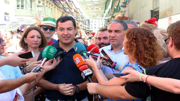 El presidente del PP de Andalucía, Juanma Moreno, con Bendodo y Navarro PP feria El presidente del PP de Andalucía, Juanma Moreno, con Bendodo y Navarro PP feria