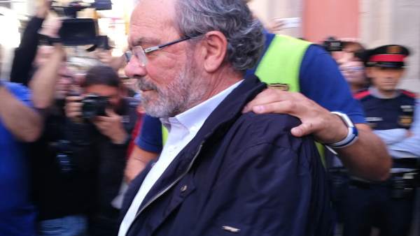El presidente de la Diputación de Lleida, Joan Reñé, al ser detenido El presidente de la Diputación de Lleida, Joan Reñé, al ser detenido
