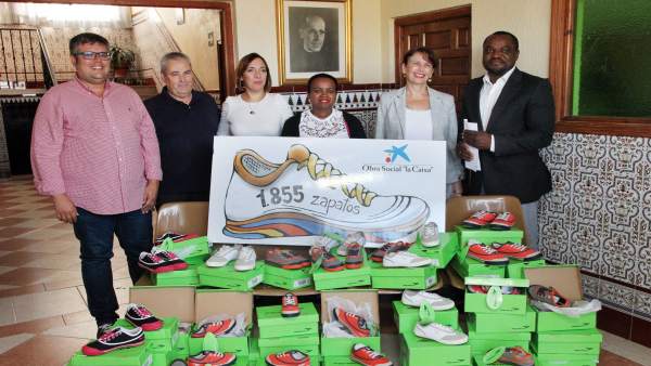 La Obra Social 'la Caixa' distribuye zapatos nuevos. La Obra Social 'la Caixa' distribuye zapatos nuevos.
