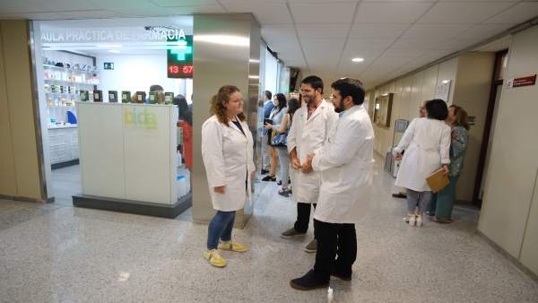 La US inaugura un aula de farmacia para las prácticas de los estudiantes La US inaugura un aula de farmacia para las prácticas de los estudiantes