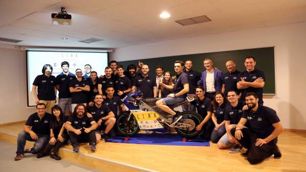 Estudiantes de la UMA con el prototipo de una moto Estudiantes de la UMA con el prototipo de una moto
