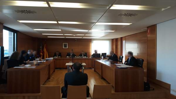 Demanen 150 anys de presó per a un acusat de quatre abusos i d'oferir diners a canvi de sexe a més de 365 xiquetes Demanen 150 anys de presó per a un acusat de quatre abusos i d'oferir diners a canvi de sexe a més de 365 xiquetes