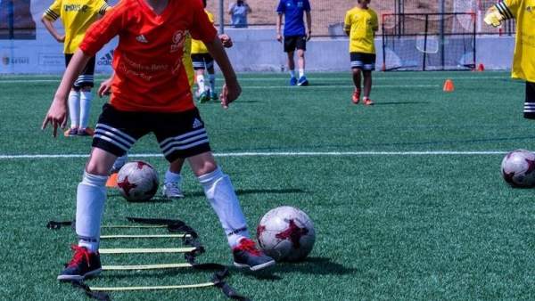 Un grupo de niños entrenando Un grupo de niños entrenando