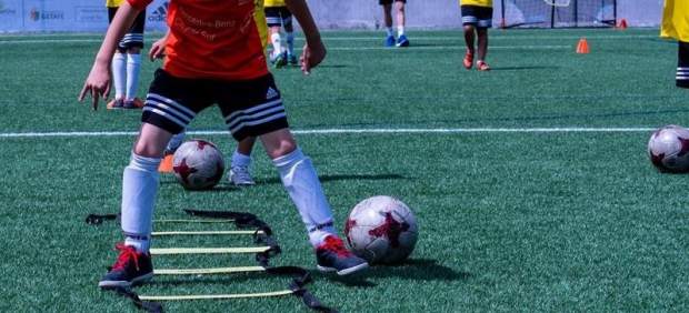Un grupo de niños entrenando