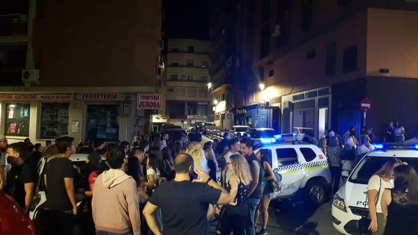 Personas desalojadas del pub por superar el aforo Personas desalojadas del pub por superar el aforo