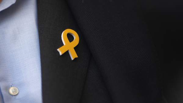 Persona con el lazo amarillo a las puertas del Tribunal Supremo Persona con el lazo amarillo a las puertas del Tribunal Supremo