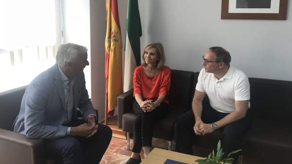 La subdelegada del Gobierno en Huelva, Manuela Parralo, con el sector de turismo La subdelegada del Gobierno en Huelva, Manuela Parralo, con el sector de turismo