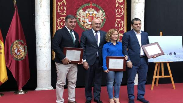Carnero junto a los galardonados en los Premios Provincia de Valladolid 2017 Carnero junto a los galardonados en los Premios Provincia de Valladolid 2017