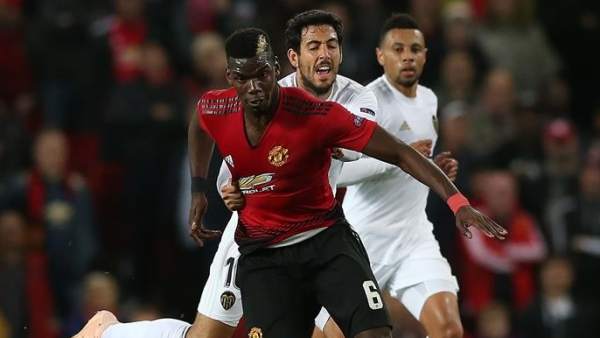 Pogba puja por un balón con Parejo. Pogba puja por un balón con Parejo.