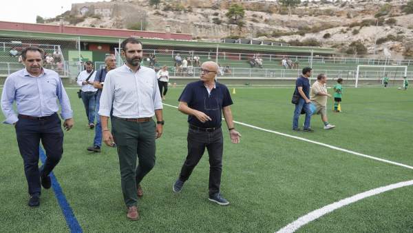 El alcalde visita campo fútbol Los Ángeles El alcalde visita campo fútbol Los Ángeles