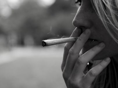 Chica fumando un porro