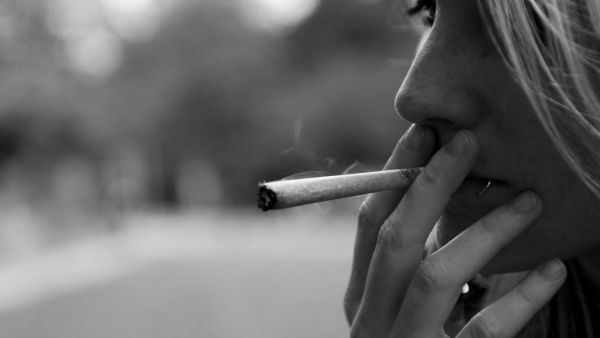 Chica fumando un porro Chica fumando un porro