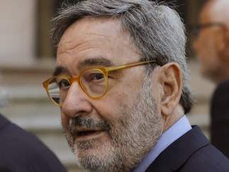 El ex presidente de Catalunya Caixa Narcís Serra acompañado por su abogado Pau Molins a su llegada esta mañana a la Audiencia de Barcelona.