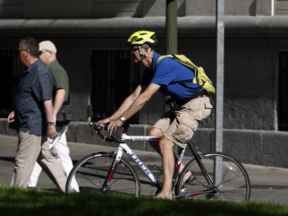 Un hombre en bicicleta por la ciudad.