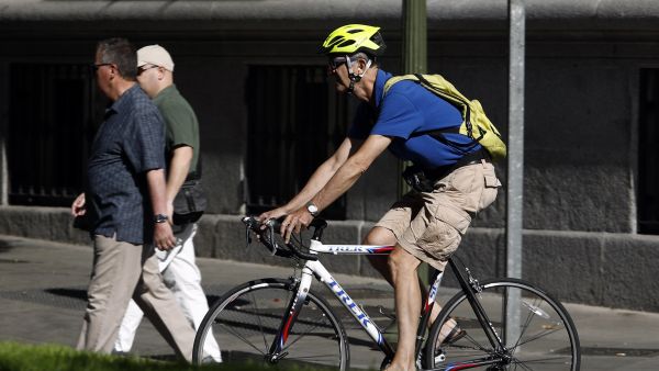 Un hombre en bicicleta por la ciudad. Un hombre en bicicleta por la ciudad.