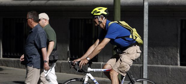 Un hombre en bicicleta por la ciudad.