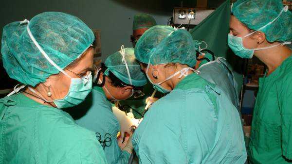Médicos durante un trasplante en el quirófano Médicos durante un trasplante en el quirófano