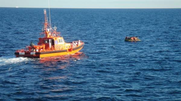 Rescate de una patera Rescate de una patera