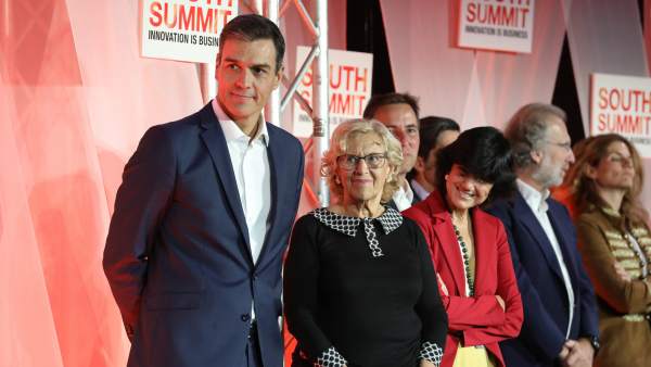 El presidente del Gobierno, Pedro Sánchez, y la alcaldesa Manuela Carmena El presidente del Gobierno, Pedro Sánchez, y la alcaldesa Manuela Carmena