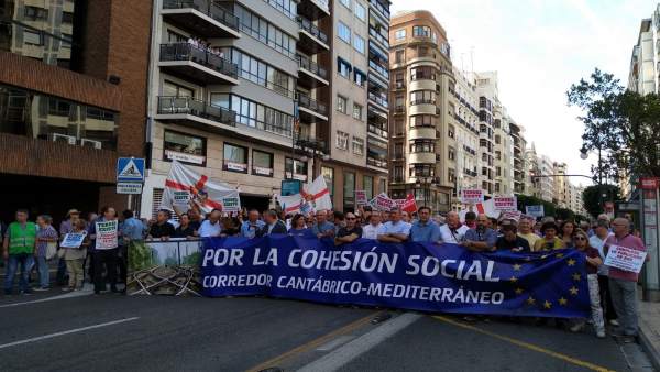 Una manifestació reclama a València inversions per al corredor Cantàbric-Mediterrani Una manifestació reclama a València inversions per al corredor Cantàbric-Mediterrani