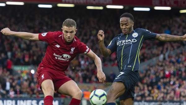 Henderson y Sterling pugnan por un balón en Anfield. Henderson y Sterling pugnan por un balón en Anfield.