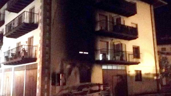 El vehículo y el bloque afectados por el incendio. El vehículo y el bloque afectados por el incendio.
