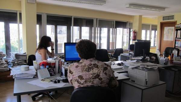 Trabajador En Oficina Trabajador En Oficina