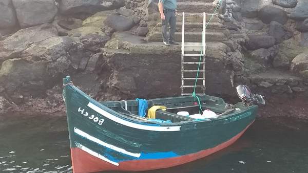 Patera rescatada por pescadores en La Santa, en Tinajo Patera rescatada por pescadores en La Santa, en Tinajo