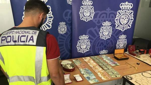 Desarticulen un grup que va assaltar una anciana a Alcoi per a robar joies i lingots d'or valorats en un milió Desarticulen un grup que va assaltar una anciana a Alcoi per a robar joies i lingots d'or valorats en un milió
