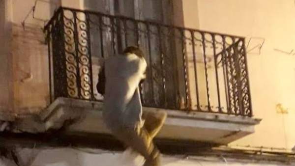 Detingut a València després de ser sorprés intentant entrar a una casa pel balcó Detingut a València després de ser sorprés intentant entrar a una casa pel balcó