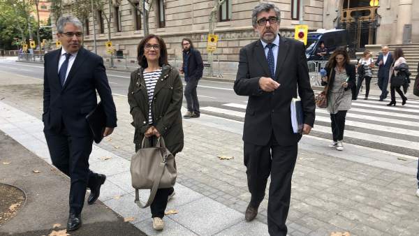 La esposa de Jordi Turull Blanca Bragulat y los abogados J.Pina y F.Homs. La esposa de Jordi Turull Blanca Bragulat y los abogados J.Pina y F.Homs.