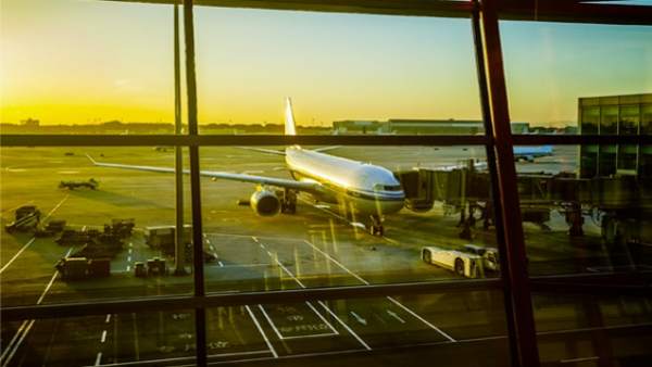Ávión En Aeropuerto Ávión En Aeropuerto