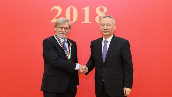 El catedrático de la US Leopoldo García Franquelo recibe el Friendship Award El catedrático de la US Leopoldo García Franquelo recibe el Friendship Award