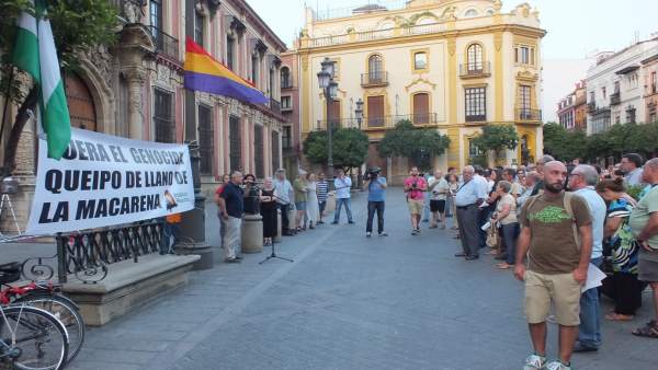 Protesta ante el Arzobispado por la tumba de Queipo de Llano Protesta ante el Arzobispado por la tumba de Queipo de Llano