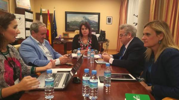 Reunión de miembros del Gobierno con la Junta y la Fempex Reunión de miembros del Gobierno con la Junta y la Fempex