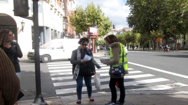 Repartiendo los dípticos de la campaña Repartiendo los dípticos de la campaña