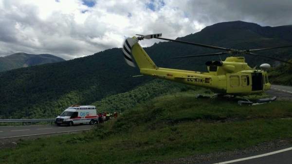 Ciclista evacuado en San Glorio por el helicóptero Ciclista evacuado en San Glorio por el helicóptero