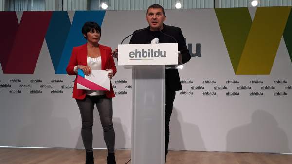 Maddalen Iriarte y Arnaldo Otegi Maddalen Iriarte y Arnaldo Otegi