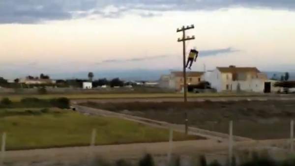 Muñeco colgado de un poste de la luz con una estelada en Alboraia (Valencia) Muñeco colgado de un poste de la luz con una estelada en Alboraia (Valencia)