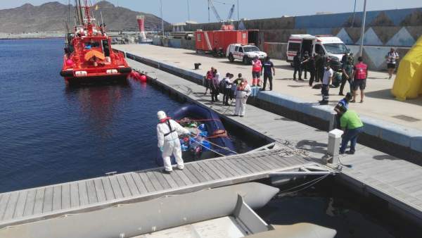 Embarcación neumática remolcada a Fuerteventura Embarcación neumática remolcada a Fuerteventura