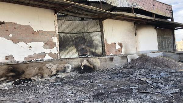 El fuego quemó la nave de Ilersis el domigo. El fuego quemó la nave de Ilersis el domigo.